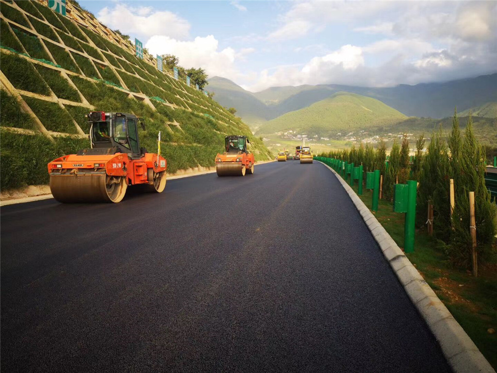保瀘高速公路路面二工區(qū)瀝青混凝土上面層試驗(yàn)段成功鋪筑