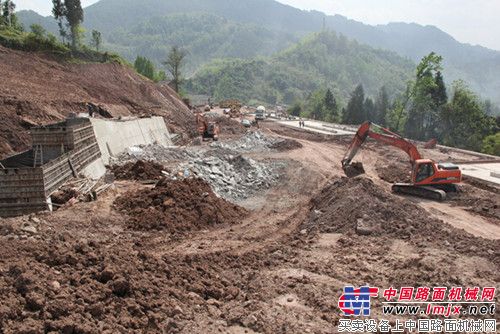 萬利高速公路五分部展開梁場基建施工-工程機械動態(tài)-中國路面機械網